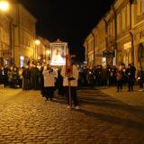 Uczestnicy Marszu Światła na ul. Grodzkiej