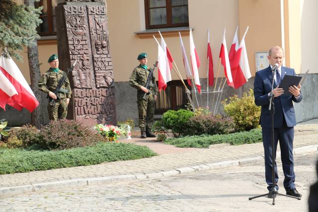 Dariusz Tracz, zastępca burmistrza, kierujący słowa do uczestników obchodów Światowego Dnia Sybiraka