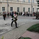 Składanie wiązanek kwiatów pod pomnikiem Bohaterów II wojny światowej - zastępca burmistrza Dariusz Tracz