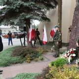 Składanie wiązanek kwiatów pod pomnikiem Bohaterów II wojny światowej - zastępca burmistrza Dariusz Tracz