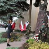 Składanie wiązanek kwiatów pod pomnikiem Bohaterów II wojny światowej - Martyna Sowa, dyrektor biura poselskiego Anny Schmidt-Rodziewicz