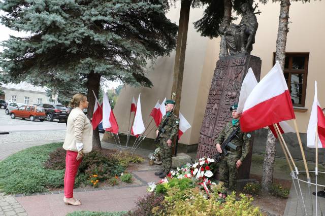 Składanie wiązanek kwiatów pod pomnikiem Bohaterów II wojny światowej - Monika Romaniec, dyrektor biura poselskiego Tadeusza Chrzana