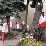 Składanie wiązanek kwiatów pod pomnikiem Bohaterów II wojny światowej - Monika Romaniec, dyrektor biura poselskiego Tadeusza Chrzana