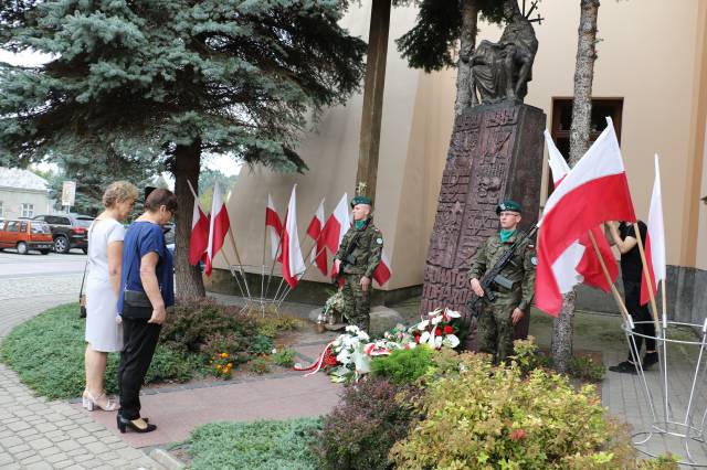 Składanie wiązanek kwiatów pod pomnikiem Bohaterów II wojny światowej - przedstawiciele NSZZ Solidarność