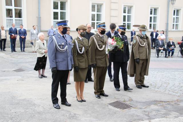 Składanie wiązanek kwiatów pod pomnikiem Bohaterów II wojny światowej - przedstawiciele służb mundurowych