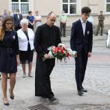 Składanie wiązanek kwiatów pod pomnikiem Bohaterów II wojny światowej - delegacja Publicznego Katolickiego Liceum Ogólnokształcącego w Jarosławiu