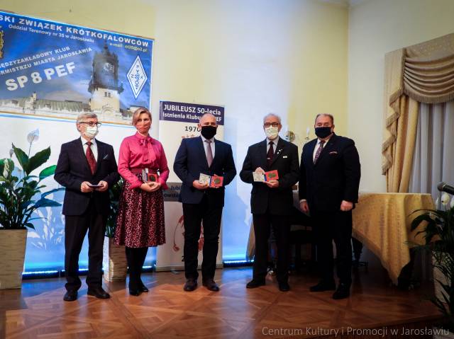 Burmistrz Waldemar Paluch (pierwszy od prawej) wraz z wyróżnionymi medalami ZASŁUŻONY DLA ROZWOJU KRÓTKOFALARSTWA NA TERENIE MIASTA JAROSŁAWIA.