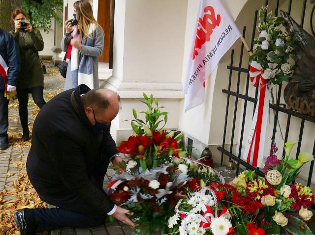 Złożenie kwiatów przez burmistrza miasta Waldemara Palucha pod tablicą bł. ks. Jerzego Popiełuszki, fot. H. Grymuza