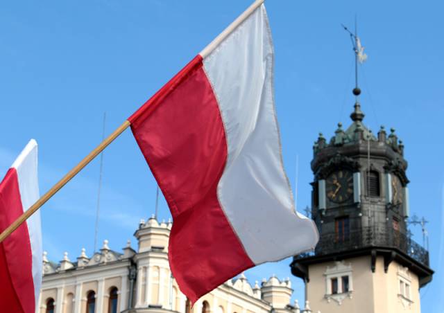 Powiewająca flaga narodowa na jarosławskim rynku.