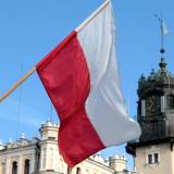 Powiewająca flaga narodowa na jarosławskim rynku.