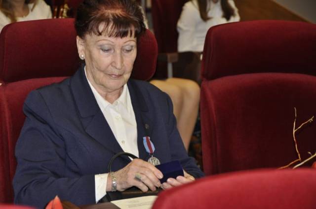 Śp. Teresa Kraus tuż po otrzymaniu medalu Pro Memoria w Urzędzie Marszałkowskim w Rzeszowie. Rok 2013.