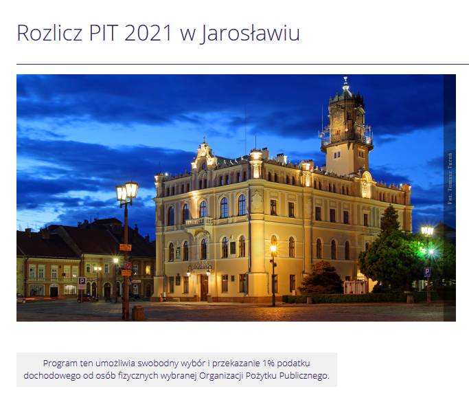 Grafika - Rozlicz PIT 2021 w Jarosławiu. Na zdjęciu jarosławski ratusz.