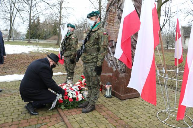 Składanie wiązanki biało-czerwonej pod pomnikiem poświęconym majorowi W. Kobie przez burmistrza W. Palucha.