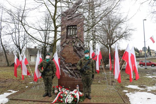 Pomnik poświęcony majorowi Władysłowi Kobie u zbiegu ulic Cegielnianej i Jana Pawła II z wartą wojskową.
