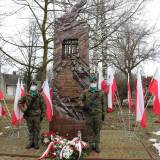 Pomnik poświęcony majorowi Władysłowi Kobie u zbiegu ulic Cegielnianej i Jana Pawła II z wartą wojskową.