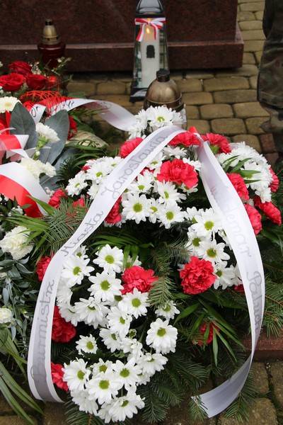 Wiązanki biało-czerwone pod pomnikiem poświęconym majorowi W. Kobie.
