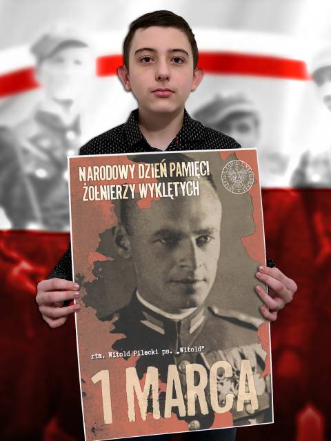 Uczeń prezentujący plakat rtm. Witolda Pileckiego ps. "Witold".