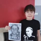 Uczeń prezentujący plakat por. Tadeusza Pelaka ps. "Junak".