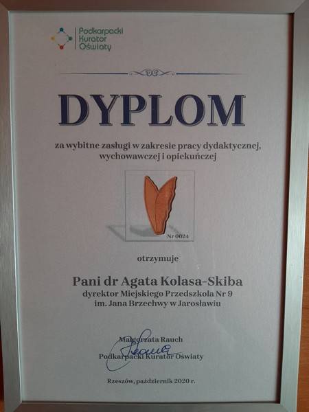 Dyplom otrzymany przez dyrektor MP 9.