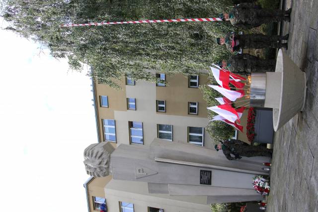 Poczet flagowy przy Pomniku Walk i Meczeństwa tuż przed podniesieniem flagi na maszt.