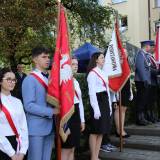 Poczty sztandarowe jarosławskich szkół podstawowych podczas obchodów 82. rocznicy wybuchu II wojny światowej.