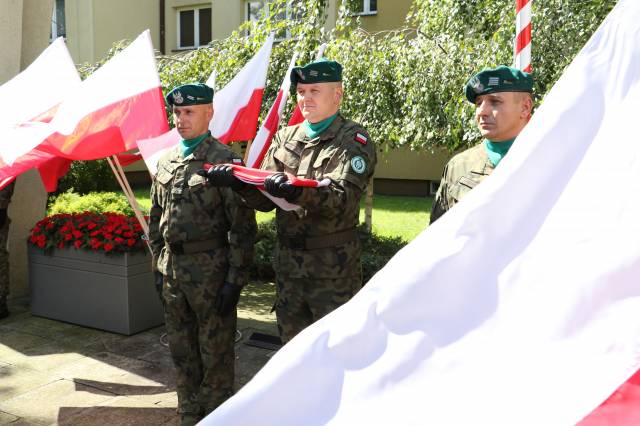 Poczet flagowy podczas uroczystych obchodów 82. rocznicy wybuchu II wojny światowej.
