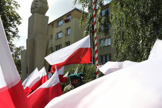 Wciągnięcie flagi państwowej na maszt podczas obchodów 82. rocznicy wybuchu II wojny światowej.