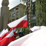 Wciągnięcie flagi państwowej na maszt podczas obchodów 82. rocznicy wybuchu II wojny światowej.