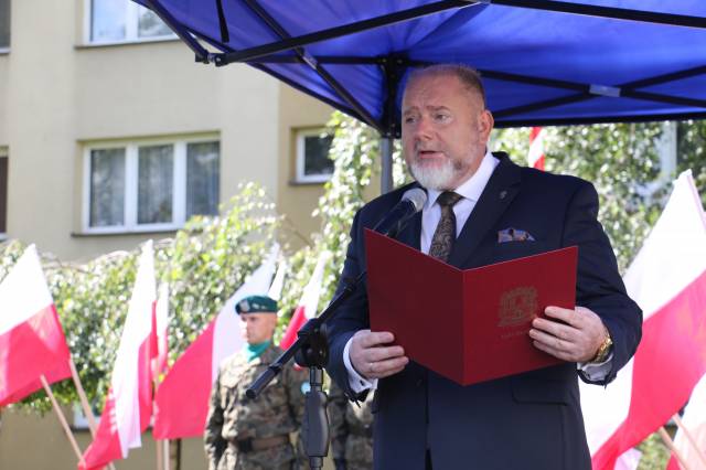 Burmistrz Miasta Jarosławia Waldemar Paluch podczas wygłaszania przemówienia dotyczącego 82. rocznicy wybuchu II wojny światowej.