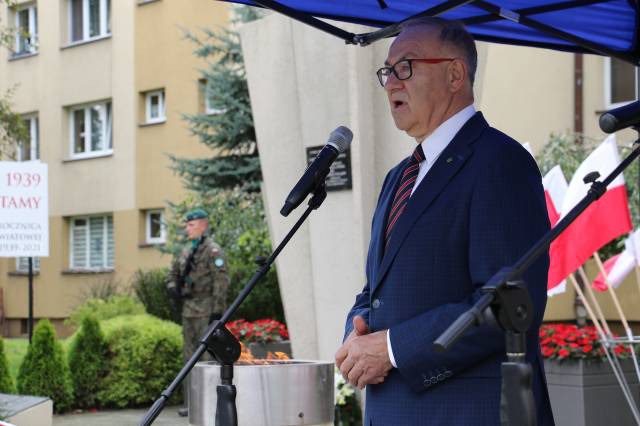 Poseł na Sejm RP Mieczysław Kasprzak podczas przemówienia z okazji obchodów 82. rocznicy wybuchu II wojny światowej.
