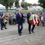 Składanie wiązanek kwiatów pod Pomnikiem Walk i Meczeństwa przez burmistrza Waldemara Palucha oraz zastępcę Dariusza Tracza.