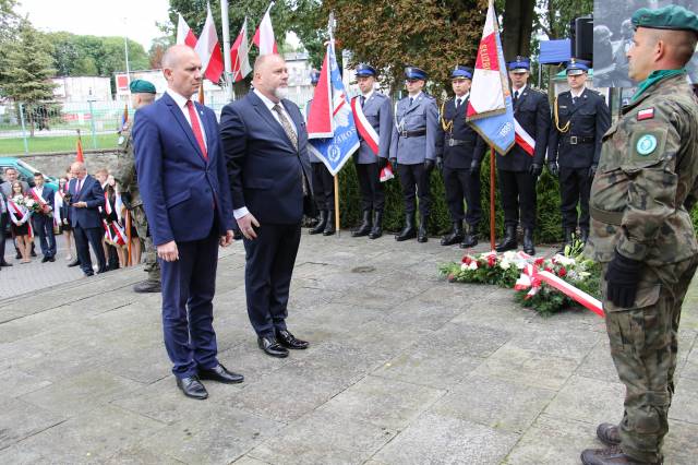 Składanie wiązanek kwiatów pod Pomnikiem Walk i Meczeństwa przez burmistrza Waldemara Palucha oraz zastępcę Dariusza Tracza.