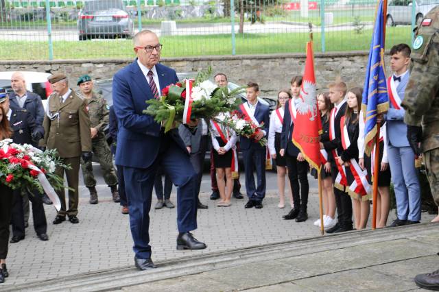 Składanie wiązanek kwiatów pod Pomnikiem Walk i Meczeństwa przez posła na Sejm RP Mieczysława Kasprzaka.
