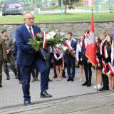 Składanie wiązanek kwiatów pod Pomnikiem Walk i Meczeństwa przez posła na Sejm RP Mieczysława Kasprzaka.