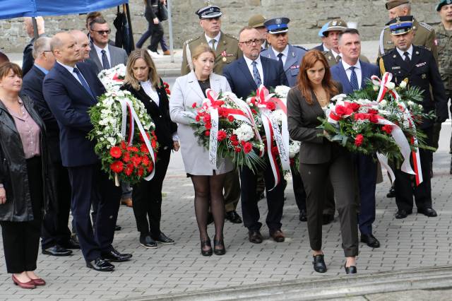 Składanie wiązanek kwiatów pod Pomnikiem Walk i Meczeństwa przez dyrektor biura poselskiego Anny Schmidt-Martynę Sowę.