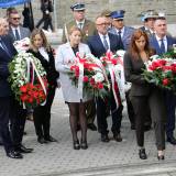 Składanie wiązanek kwiatów pod Pomnikiem Walk i Meczeństwa przez dyrektor biura poselskiego Anny Schmidt-Martynę Sowę.