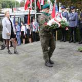 Składanie wiązanek kwiatów pod Pomnikiem Walk i Meczeństwa przez dyrektor biura poselskiego Tadeusza Chrzana-Monikę Romaniec.