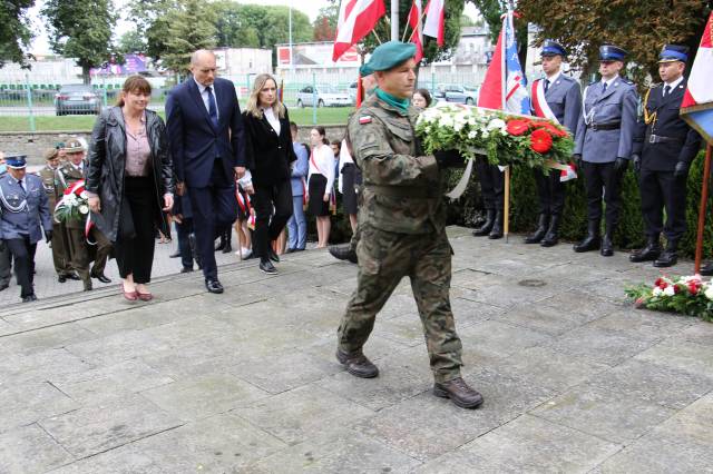 Składanie wiązanek kwiatów pod Pomnikiem Walk i Meczeństwa przez Szczepana Łąkę, przewodniczącego rady, Bożenę Łanowy, wiceprzewodniczącą oraz radną Jolantę Makarowską.