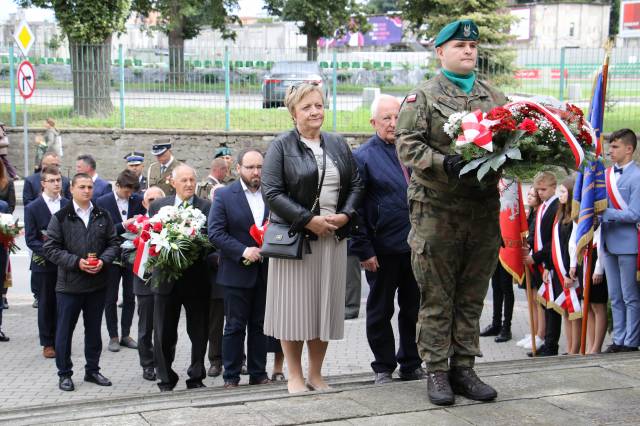 Składanie wiązanek kwiatów pod Pomnikiem Walk i Meczeństwa przez radnych Wandę Czerwiec oraz Antoniego Lotycza.