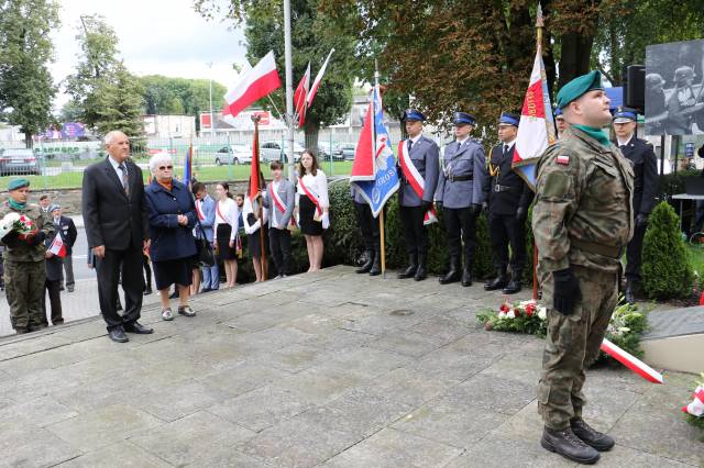 Składanie wiązanek kwiatów pod Pomnikiem Walk i Meczeństwa przez przedstawicieli Związku Sybiraków Oddział w Jarosławiu.