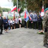 Składanie wiązanek kwiatów pod Pomnikiem Walk i Meczeństwa przez przedstawicieli Związku Sybiraków Oddział w Jarosławiu.