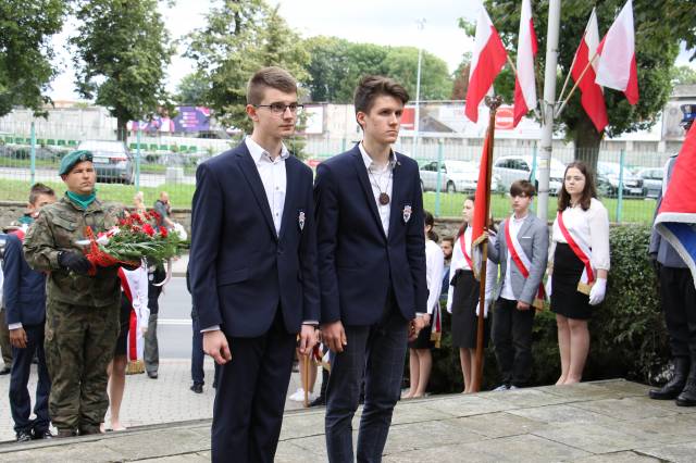 Młodzież szkolna podczas składania wiązanek biało-czerwonych pod Pomnikiem Walk i Meczeństwa.