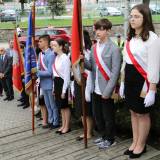 Poczty sztandarowe jarosławskich szkół podstawowych podczas obchodów 82. rocznicy wybuchu II wojny światowej.