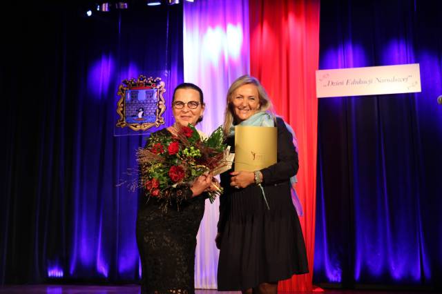 Dyrektor JOKIS Elżbieta Śliwińska-Dąbrowska przekazał na ręce dyrektor Wydziału Oświaty i Sportu kwiaty oraz najlepsze życzenia