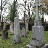 Zabytkowe nagrobki na Starym Cmentarzu w Jarosławiu.