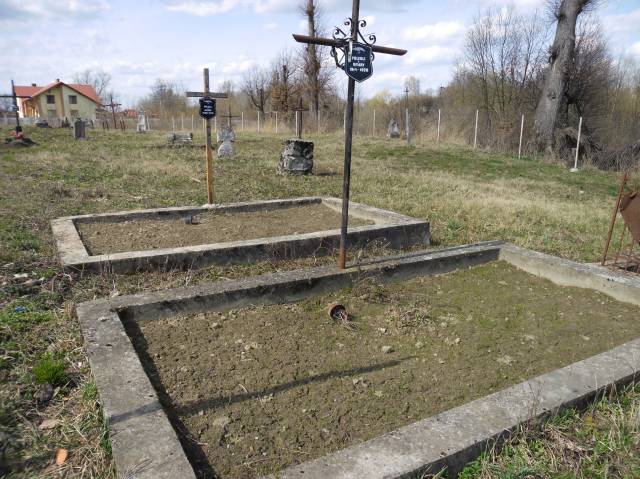 Pomniki nagrobne na polskim cmentarzu w Jaworowie na Ukrainie. Zdjęcie archiwalne.