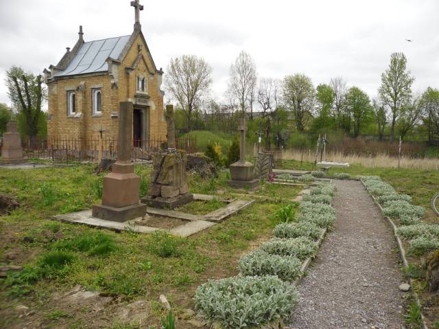 Pomniki nagrobne na polskim cmentarzu w Jaworowie na Ukrainie. Zdjęcie archiwalne.