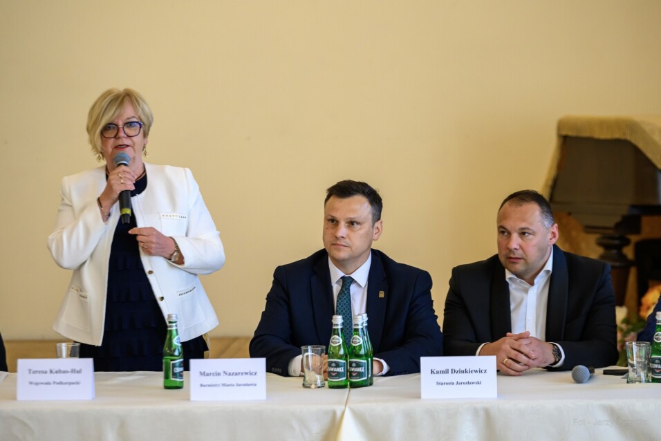 Ochrona przeciwpowodziowa tematem spotkania w Jarosławiu Teresa Kubas-Hul Wojewoda Podkarpacki z samorządowcami, przedstawicielami Wody Polskie RZGW Rzeszów oraz mieszkańcami.