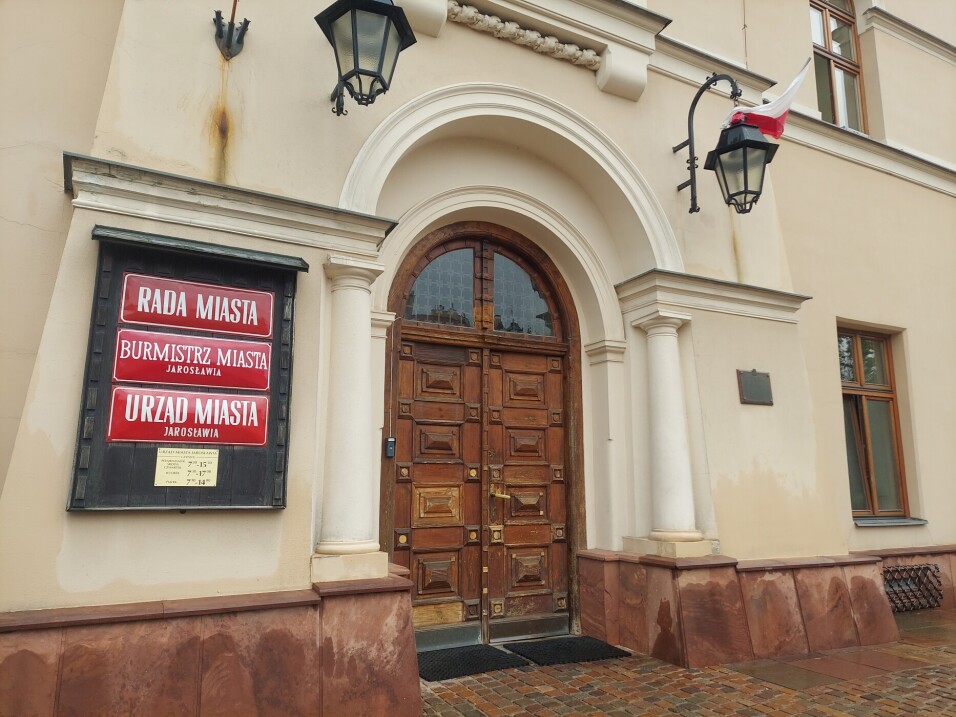 Główne wejście do&nbsp;Urzędu Miasta Jarosławia