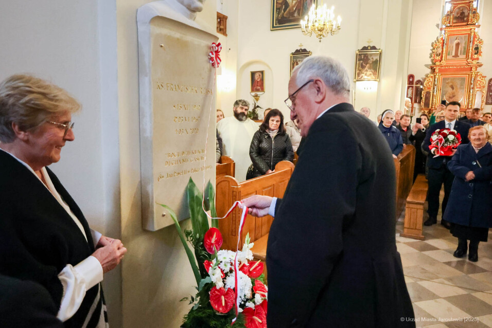popiersie ks. Franciszka Rząsy